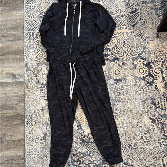 Kirkland 2piece Stylish Black Women's athletic outfit sz m - Picture 1 of 5